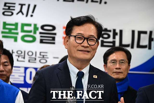 인천광역시장 출마 의사를 밝힌 박찬대 의원(가운데)과 송영길 전 대표(왼쪽)가 대화하고 있다. 오른쪽은 인천시장 후보 자리를 두고 민주당에서 경선을 앞둔 김교흥 의원.