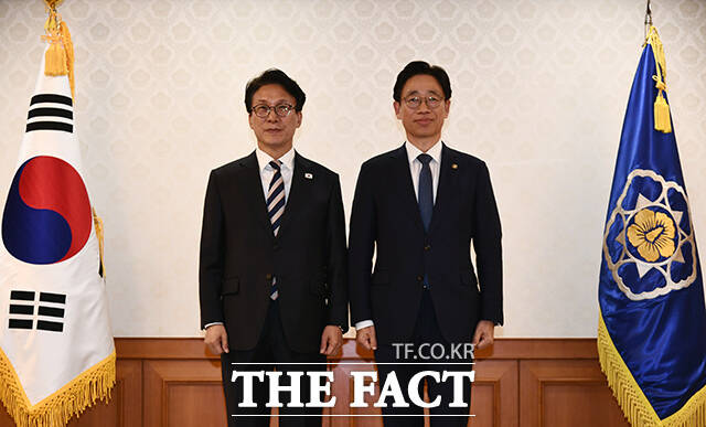 김민석 총리가 오태석 우주항공청장과 기념촬영을 하고 있다.