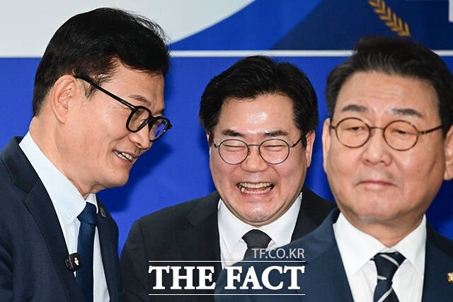 인천광역시장 출마 의사를 밝힌 박찬대 의원(가운데)과 송영길 전 대표(왼쪽)가 대화하고 있다. 오른쪽은 인천시장 후보 자리를 두고 민주당에서 경선을 앞둔 김교흥 의원.