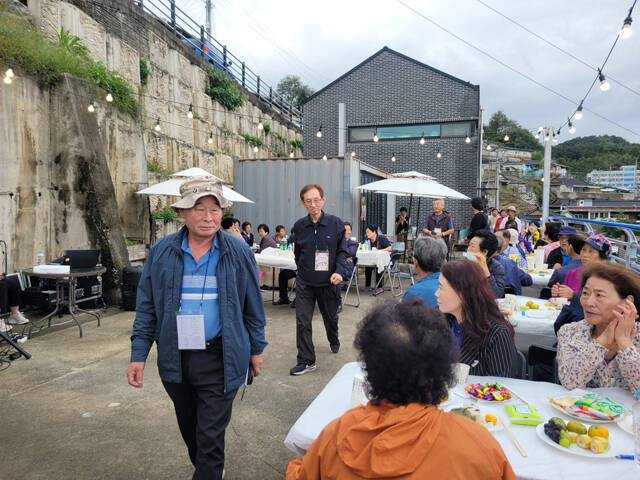 영주시가 지난해 관사골 마을센터 일원에서 관사골 ON – 사람과 공간을 잇는 곳 관사골 행사를 열고 주민과 방문객이 함께 어우러지는 축제의 장을 펼치고 있다. /영주시