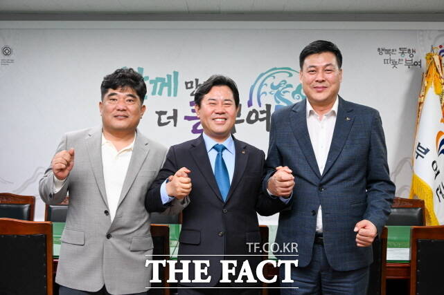 부여군이 해외농업개발 양계업 참여에 대한 업무 협의를 하고 기념 촬영을 하고 있다. /부여군