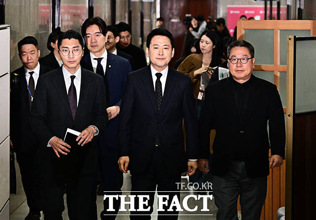 중도층의 대거 이탈을 우려하는 당내 목소리가 나온다. 사진은 장 대표가 20일 오전 서울 여의도 국회에서 윤석열 전 대통령 무기징역 선고에 대한 입장을 밝히기 위해 이동하고 있는 모습. /배정한 기자