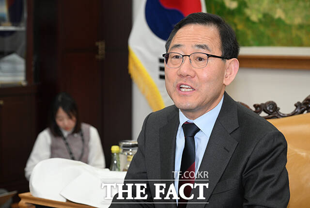 대구시장 출마를 공식화한 주호영 국회부의장은 설 연휴 내내 대구 전통시장 등을 누비며 민심을 확인했다. /박헌우 기자