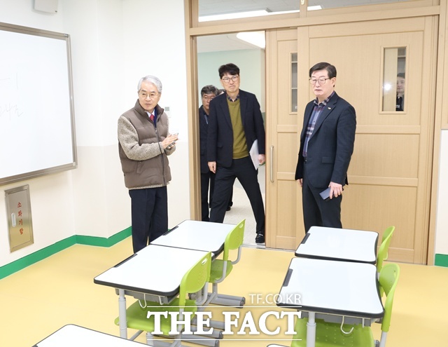 박종훈(왼쪽) 경남도교육감이 오는 3월 개교 예정인 진주 금빛초등학교와 금곡중학교를 방문해 준비 상황을 점검하고 있다. /경남도교육청