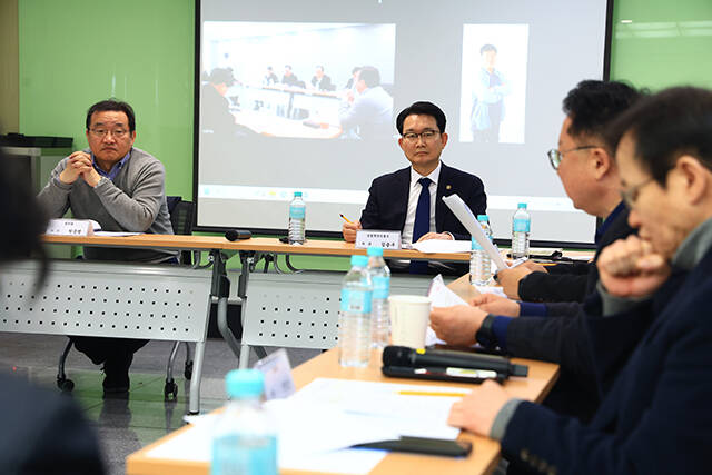 농림축산식품부는 20일 서울 여의도 농업정책보험금융원에서 농협 개혁 추진단 3차 전체회의를 열고 주요 과제를 구체화하는 단계에 착수했다./농식품부