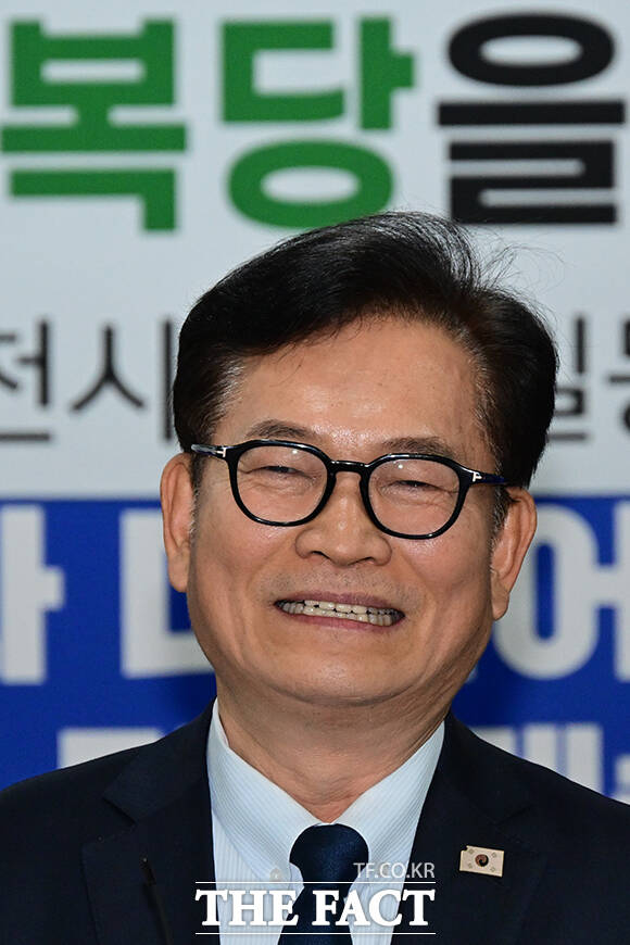 인천광역시장 출마 의사를 밝힌 박찬대 의원(가운데)과 송영길 전 대표(왼쪽)가 대화하고 있다. 오른쪽은 인천시장 후보 자리를 두고 민주당에서 경선을 앞둔 김교흥 의원.