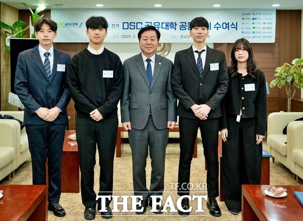 충남대학교가 총괄대학으로 24개 대학이 참여하는 DSC 공유대학이 20일 2025학년도 전기 공동학위 수여식을 개최한 가운데 취업에서 우수한 성과를 거둔 채지훈(충남대), 김민규(국립공주대), 최아영(국립한밭대), 김승현(대전대) 학생이 김정겸 충남대 총장으로부터 공동학위증과 우수학생 표창을 받고 기념 촬영을 하고 있다. /충남대학교