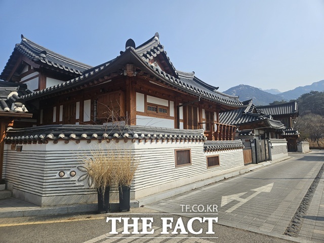한국을 찾는 외래 관광객 수가 증가하면서 서울 은평구 진관동에 자리한 은평 한옥마을에도 한옥을 보기 위한 외국인들의 발길이 이어지고 있다. /김명주 기자