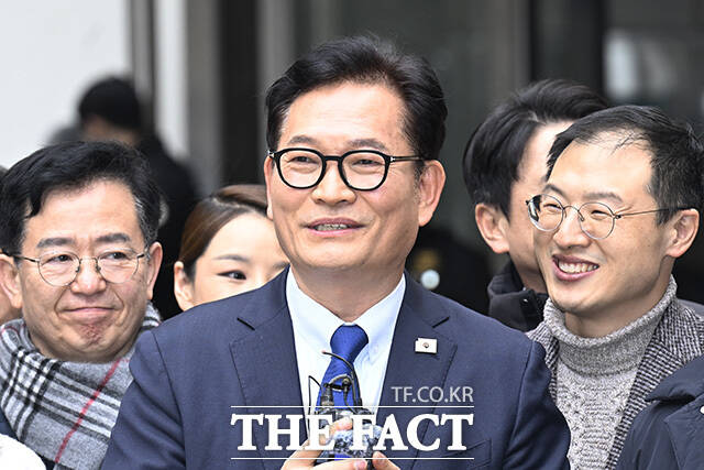 2021년 민주당 전당대회 관련 돈봉투 살포 의혹 등으로 재판을 받아온 송영길 전 소나무당 대표가 13일 오후 서울 서초구 서울고등법원에서 열린 항소심 선고공판에서 무죄를 선고받은 후 입장을 밝히는 모습. /송호영 기자