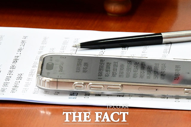 사진은 2024년 11월 1일 당시 이재명 더불어민주당 대표가 여의도 국회에서 열린 최고위원회의에서 챗GPT를 활용해 정보 검색을 하고있는 모습. /남윤호 기자