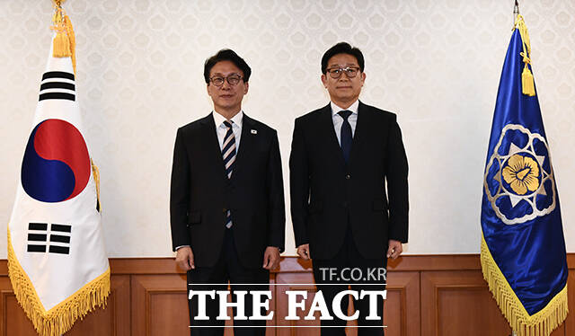 김민석 총리가 최승필 감사위원과 기념촬영을 하고 있다.