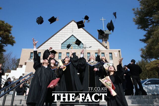 20일 2025학년도 전기 학위수여식이 열린 목원대 채플 앞 계단에서 졸업생들이 학사모를 머리 위로 던지며 졸업의 기쁨을 나누고 있다. /목원대