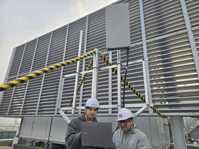 삼성전자 차세대통신연구센터와 KT 연구진이 서울 우면동 삼성전자 서울R&D캠퍼스에서 초고집적 다중 안테나 기술을 검증하고 있다. /삼성전자