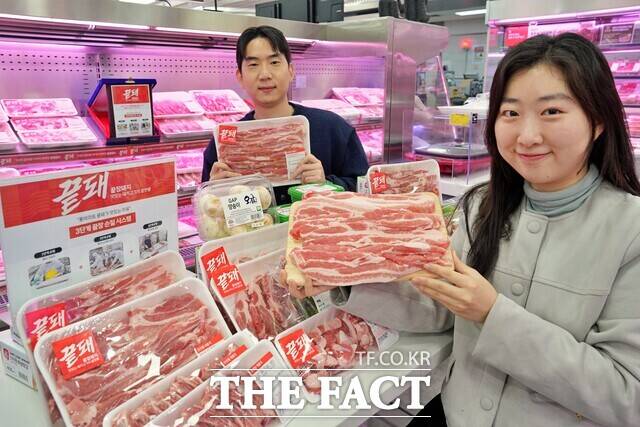 롯데마트는 다가오는 3월 3일 '삼삼데이'를 겨냥해 20일부터 25일까지 수입 돼지고기 특가 행사인 '끝돼 데이'를 진행한다. /롯데마트