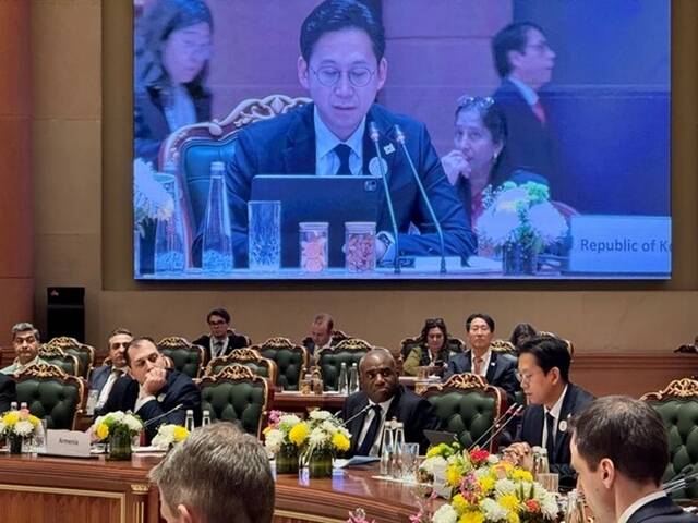 지난 19일 인도 뉴델리에서 개최되고 있는 2026 인도 AI 영향 정상회의(India AI Impact Summit 2026)에 대한민국 수석대표로 참석한 배경훈 부총리 겸 과학기술정보통신부 장관이 발언하고 있다. /과기정통부