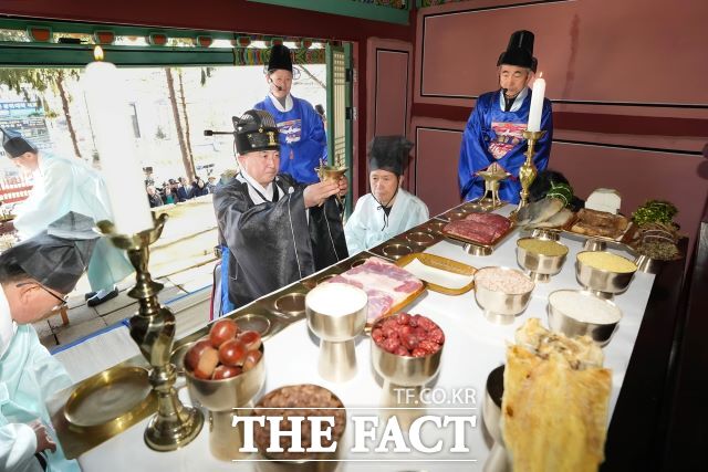 경기 광주시가 19일 정충묘 제향을 봉행한 가운데 초헌관을 맡은 방세환 광주시장이 병자호란 당시 쌍령 전투에서 순국한 충신들에게 첫 번째 잔을 올리고 있다. /광주시