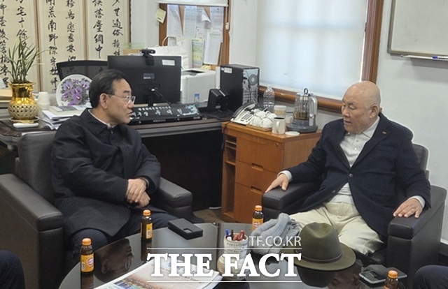 주호영 국회 부의장(왼쪽)이 19일 광복회 대구시지부에서 우대현 지부장과 대화를 나누고 있다. /광복회 대구시지부