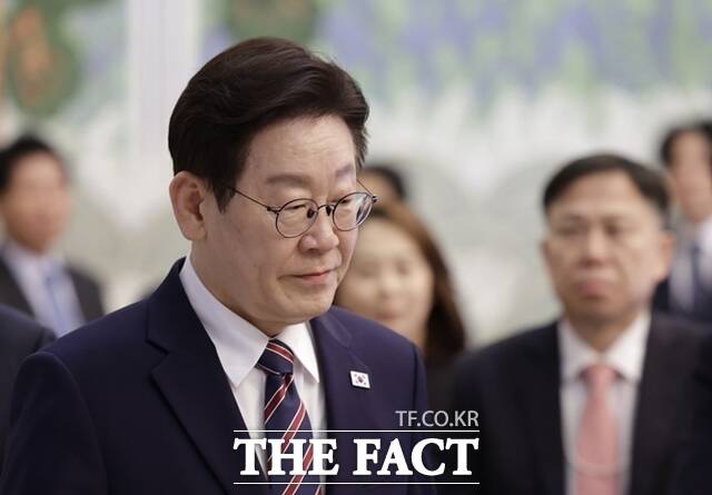 이재명 대통령은 최근 SNS를 통해 부동산이 나라의 부를 편중시키며 무주택 서민과 청년의 희망을 빼앗고 있다고 지적했다. 사진은 이재명 대통령이 지난 12일 청와대에서 열린 수석보좌관회의에 입장하고 있다. /뉴시스