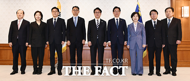 김경회 국가교육위원회 상임위원, 김학자 국가인권위원회 상임위원, 최승필 감사위원, 허장 재정경제부 제2차관, 김 총리, 오태석 우주항공청장, 임선숙 감사위원, 오영근 국가인권위원회 상임위원, 이광호 국가교육위원회 상임위원(왼쪽부터)