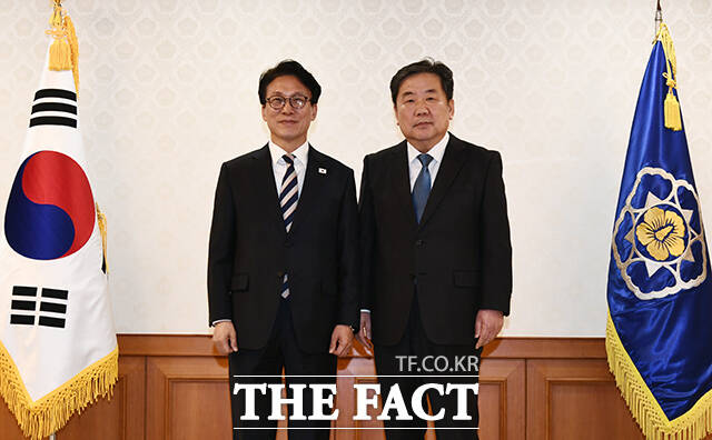 김민석 총리가 이광호 국가교육위원회 상임위원과 기념촬영을 하고 있다.