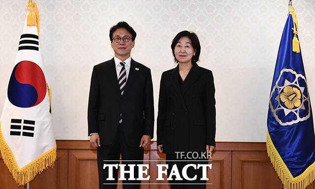 김민석 총리가 김학자 국가인권위원회 상임위원과 기념촬영을 하고 있다.