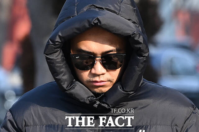 서울 아침기온이 0도를 기록한 20일 오전 서울 중구 세종대로 인근에서 한 외국인 관광객이 패딩 모자를 쓴 채 추위를 피하고 있다. /김성렬 인턴기자