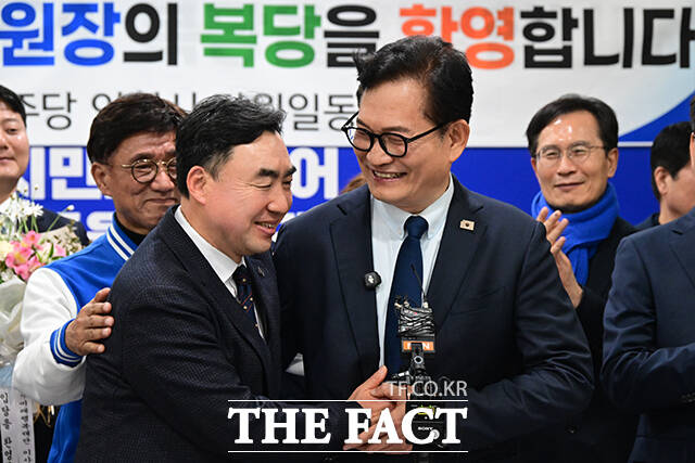 인천광역시장 출마 의사를 밝힌 박찬대 의원(가운데)과 송영길 전 대표(왼쪽)가 대화하고 있다. 오른쪽은 인천시장 후보 자리를 두고 민주당에서 경선을 앞둔 김교흥 의원.