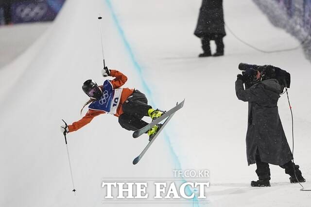 19일(현지시간) 이탈리아 리비뇨에서 열린 2026 동계올림픽 여자 프리스타일 스키 하프파이프 예선에서 한국 김다은이 경기를 펼치고 있다. /AP. 뉴시스