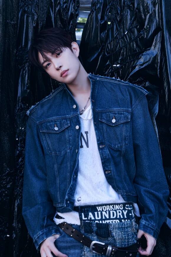 그룹 알파드라이브원의 소속사 웨이크원이 멤버 김건우를 둘러싼 허위 루머에 법적 대응을 선언했다./웨이크원