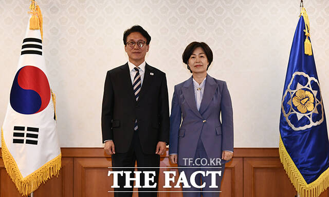 김민석 총리가 임선숙 감사위원과 기념촬영을 하고 있다.