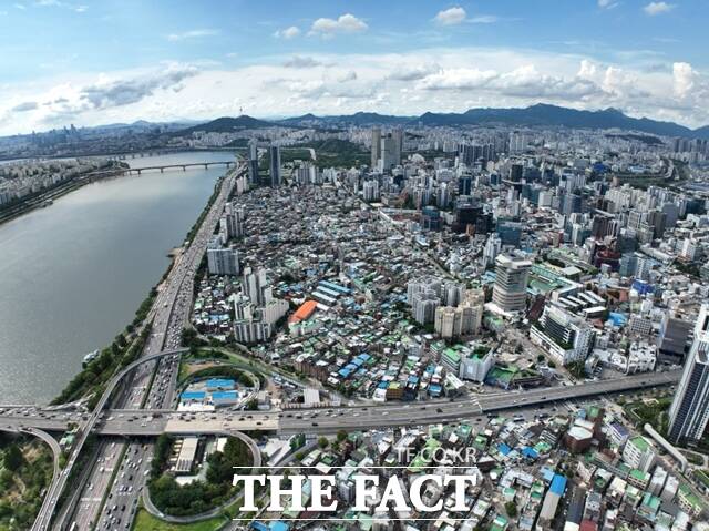 서울 성동구 성수전략정비구역 4지구 재개발사업이 속도를 내는 가운데 인근 아파트 입주민들이 정비구역 편입을 요구하며 서울시를 상대로 행정소송을 제기했다. /대우건설