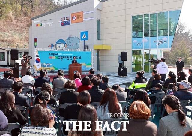 박동식 사천시장이 어린이교통체험장 개장식에서 인사말을 하고 있다. /사천시