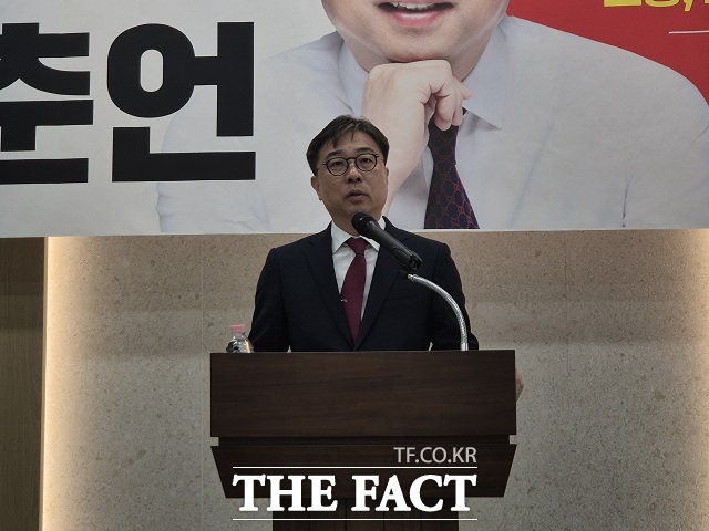 두춘언 전 김포시 교육문화국장이 20일 오전 김포시의회 브리핑실에서 김포시장 출마 기자회견을 하고 있다. /정일형 기자