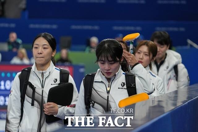 한국 여자 컬링 대표팀이 19일(현지시간) 이탈리아 코르티나담페초 컬링 올림픽 스타디움에서 열린 2026 밀라노·코르티나 동계올림픽 여자 컬링 라운드 로빈 9차전 캐나다와의 경기를 마친 뒤 아쉬워하고 있다. /AP.뉴시스