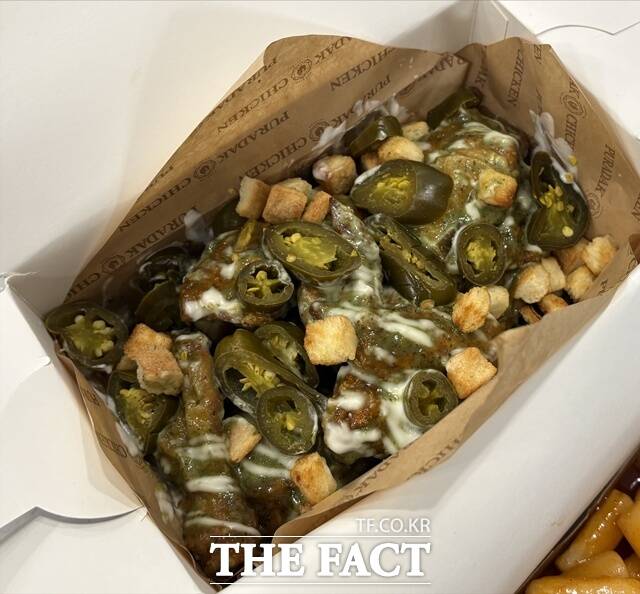 푸라닭 치킨이 안성재 셰프와 협업한 '마요피뇨'를 출시했다. /문화영 기자