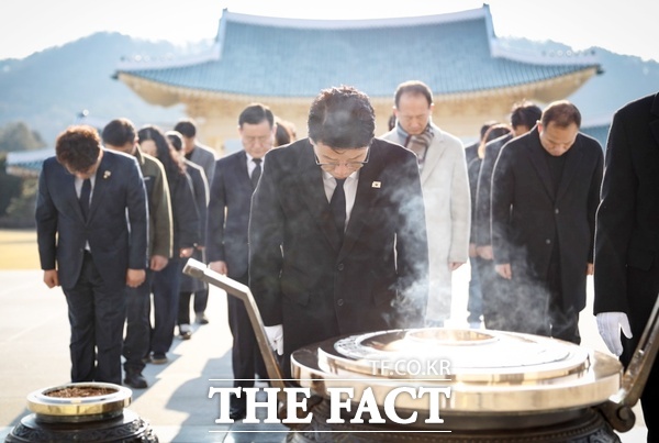 김찬술 전 대전시의회 의원이 20일 오전 대전시 대덕구청장 예비후보 등록에 앞서 국립대전현충원을 찾아 참배하고 있다. /김찬술 예비후보