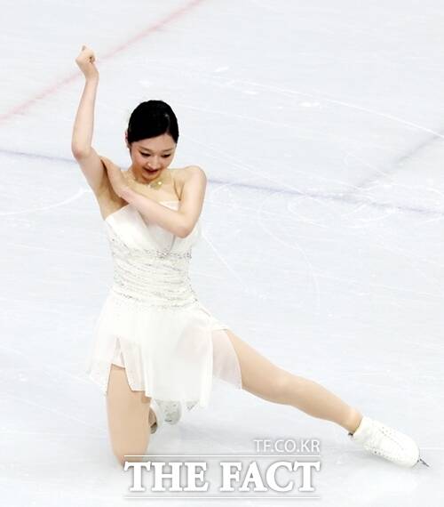 19일(현지시간) 이탈리아 밀라노 아이스 스케이팅 아레나 경기장에서 열린 2026 밀라노·코르티나담페초 동계올림픽 피겨 스케이팅 여자 싱글 프리 프로그램에서 신지아가 경기를 마친 후 주먹을 쥐고 있다. /뉴시스