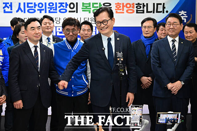 인천광역시장 출마 의사를 밝힌 박찬대 의원(가운데)과 송영길 전 대표(왼쪽)가 대화하고 있다. 오른쪽은 인천시장 후보 자리를 두고 민주당에서 경선을 앞둔 김교흥 의원.