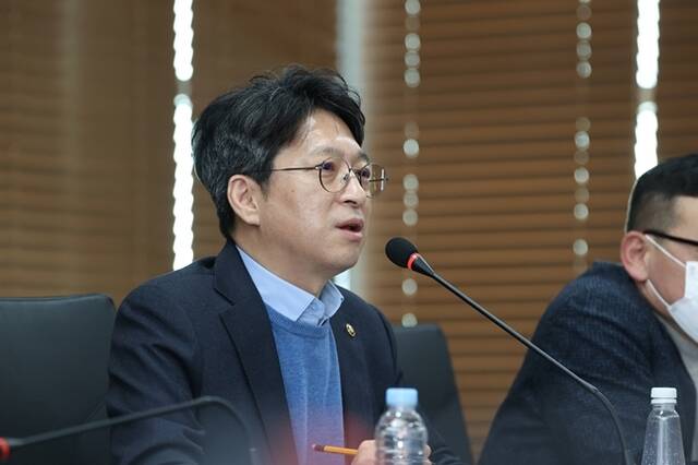 홍지선 국토교통부 제2차관이 20일 가덕도신공항건설공단과 가덕도신공항 건설 예정지를 찾아 사업 추진현황과 현장 여건을 점검했다. /국토교통부