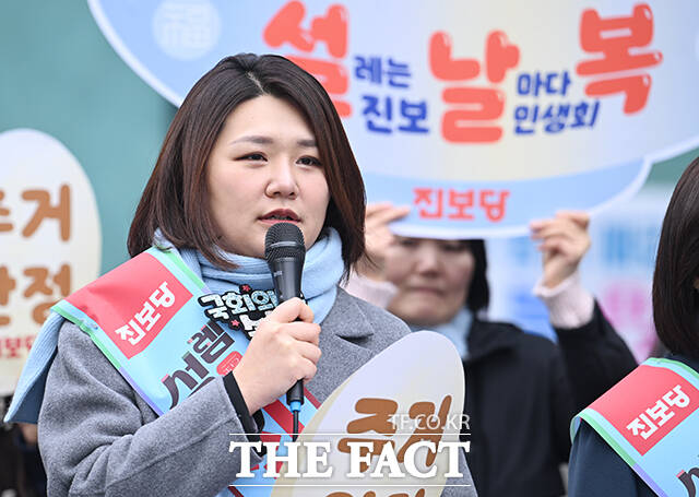 손솔 진보당 수석대변인이 설 연휴를 하루 앞둔 13일 오전 서울 용산구 서울역을 찾아 귀성인사를 하는 모습. /박헌우 기자