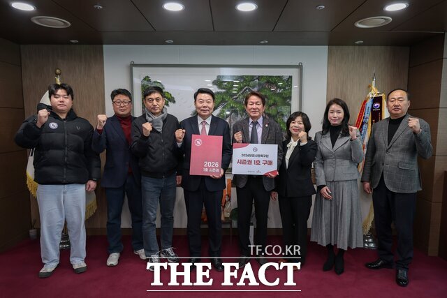 오성환 당진시민축구단 구단주가 19일 시즌권 1호 구매자로 참여했다. /당진시