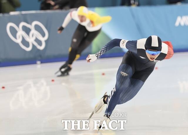 대한민국 스피드스케이팅 정재원이 19일(현지시간) 이탈리아 밀라노 스피드스케이팅 스타디움에서 열린 2026 밀라노·코르티나담페초 동계올림픽 스피드 스케이팅 남자 1500m 경기에서 역주하고 있다. /뉴시스