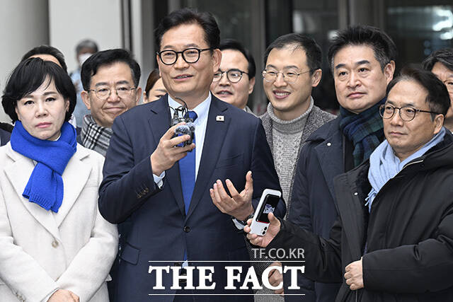 지난 2021년 더불어민주당 전당대회 관련 '돈봉투 살포' 의혹 등으로 재판을 받아온 송영길 소나무당 대표(왼쪽 세 번째)가 13일 오후 서울 서초구 서울고등법원에서 열린 항소심 선고공판에서 무죄를 선고받은 후 입장을 밝히고 있다./송호영 기자