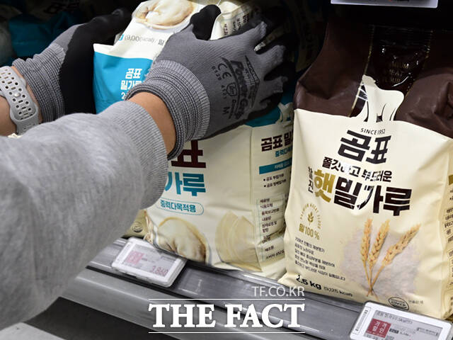 이재명 대통령의 질타와 검찰의 강력한 대응에 CJ제일제당과 삼양사, 사조동아원 등 주요 설탕·밀가루 생산업체들이 일제히 가격 인하를 단행한 가운데 6일 서울의 한 대형마트에 진열된 밀가루의 가격이 할인 표시돼 있다. /이새롬 기자