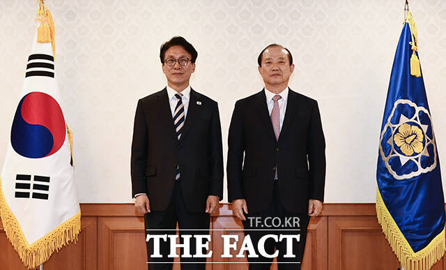 김민석 총리가 김경회 국가교육위원회 상임위원과 기념촬영을 하고 있다.