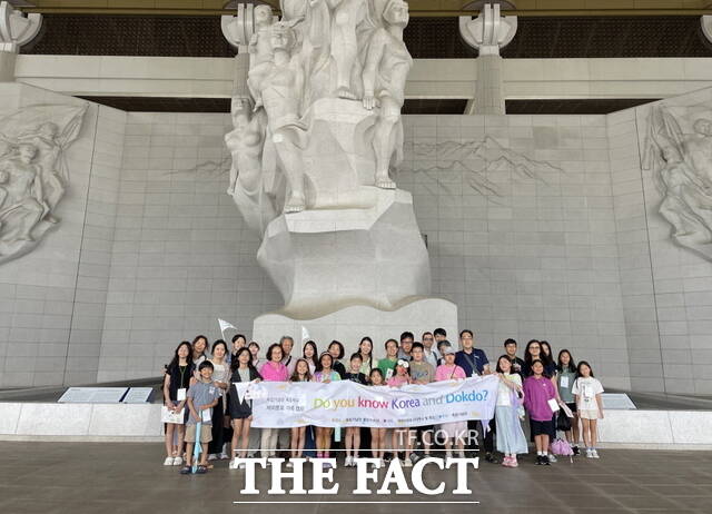 2025년 재외동포 독도 캠프 참가들이 독립기념관 겨레의집에서 기념 촬영을 하고 있다. /독립기념관