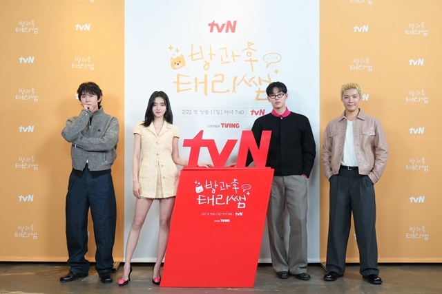 프로듀서 코드 쿤스트, 배우 김태리 최현욱, 방송인 강남(왼쪽부터)이 tvN 새 예능프로그램 방과후 태리쌤에서 힘을 합쳐 연극 무대를 완성한다. /tvN