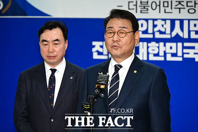 인천광역시장 출마 의사를 밝힌 박찬대 의원(가운데)과 송영길 전 대표(왼쪽)가 대화하고 있다. 오른쪽은 인천시장 후보 자리를 두고 민주당에서 경선을 앞둔 김교흥 의원.