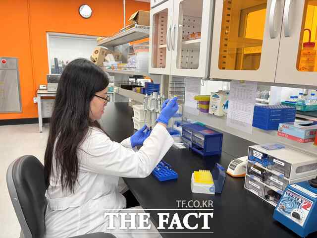 당진시농업기술센터 농산물 안전분석실 실험 전처리 장면. /당진시