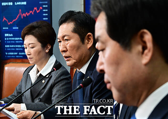 정청래 더불어민주당 대표(가운데)가 20일 오전 서울 여의도 국회에서 열린 최고위원회의에 참석해 모두발언을 하고 있다. /국회=배정한 기자